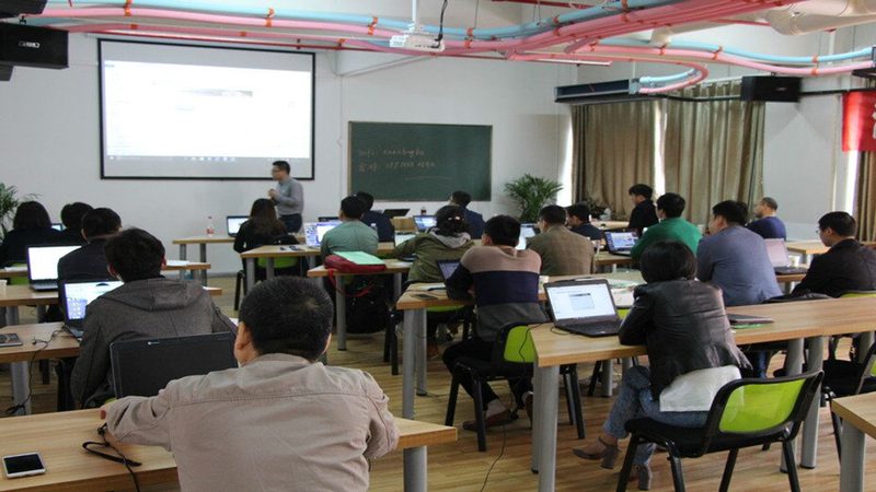 理论知识学习完成后，需要进行实践操作技能训练。可以通过以下几种方式进行：